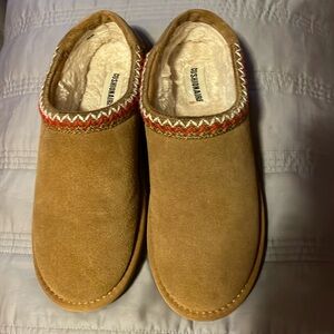 EUC Cushionaire Beige Slippers Size 8!!!